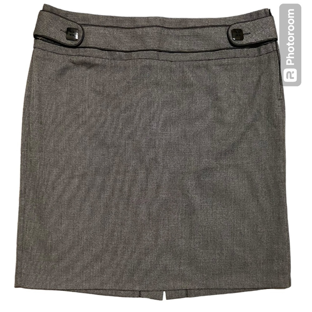 Ladies size 17/18 skirt by Maurice’s.